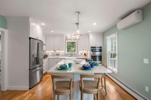 Minutes to Oceanside beaches Private Deck and Backyard in 西丹尼斯 (MA) Minutes to Oceanside beaches Private Deck and Backyard in 西丹尼斯 (MA)