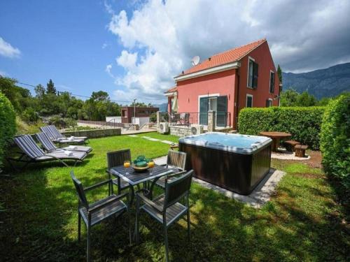 Beautiful Villa surrounded by Greenery with Swimming Pool in 格魯達 Beautiful Villa surrounded by Greenery with Swimming Pool in 格魯達