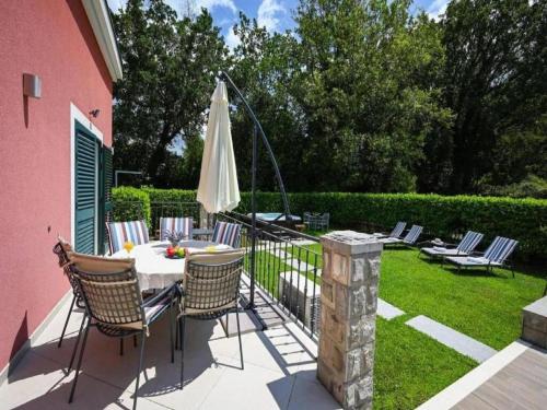 Beautiful Villa surrounded by Greenery with Swimming Pool in 格魯達 Beautiful Villa surrounded by Greenery with Swimming Pool in 格魯達