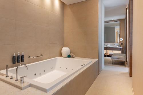 화장실, The Westin Saraya Aqaba Resort & Spa in 아카바 화장실, The Westin Saraya Aqaba Resort & Spa in 아카바