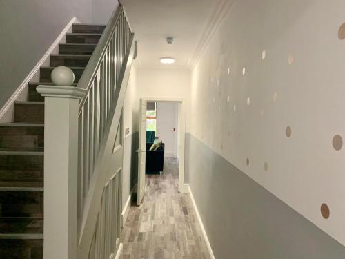 M4M Rooms-NG7 6PD Room 2