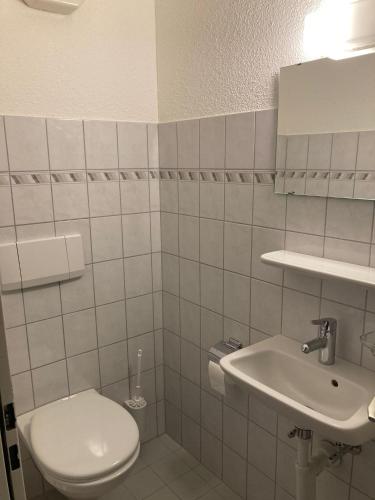 Bathroom, 1 WG Zimmer, Wohnzimmer mit Kamin, Kuche voll ausgestattet, großer Balkon mit Ausblick in Schaffhausen Bathroom, 1 WG Zimmer, Wohnzimmer mit Kamin, Kuche voll ausgestattet, großer Balkon mit Ausblick in Schaffhausen
