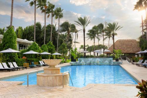 Úszómedence, Kimpton Surfcomber Hotel By IHG near Bass Művészeti Múzeum Úszómedence, Kimpton Surfcomber Hotel By IHG near Bass Művészeti Múzeum