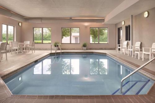 Úszómedence, Country Inn & Suites by Radisson, Springfield Southeast in Springfield Városközpont Úszómedence, Country Inn & Suites by Radisson, Springfield Southeast in Springfield Városközpont