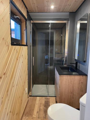 Shower, Le Chalet Lena in Biville-sur-Mer Shower, Le Chalet Lena in Biville-sur-Mer