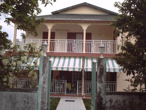 Балкон/тераса, Appartement à 15min de belles plages (Appartement a 15min de belles plages) in Sainte Rose Балкон/тераса, Appartement à 15min de belles plages (Appartement a 15min de belles plages) in Sainte Rose