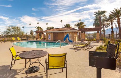 Зовнішній вигляд готелю, Extended Stay America Suites - Palm Springs - Airport in Палм-Спрінгс (Каліфорнія) Зовнішній вигляд готелю, Extended Stay America Suites - Palm Springs - Airport in Палм-Спрінгс (Каліфорнія)
