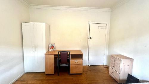 Room near Tullamarine Airport in St Albans Room near Tullamarine Airport in St Albans