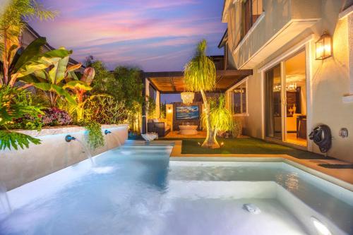 # Marbella Lane - Stylish Dream Home in RMV with Pool