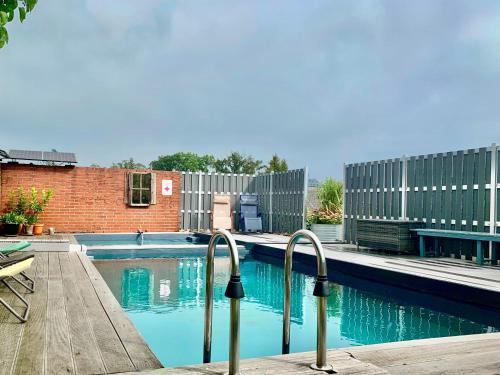 Úszómedence, Bahnhof Frauenstein Wartehalle in Frauenstein Úszómedence, Bahnhof Frauenstein Wartehalle in Frauenstein