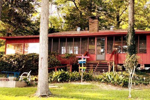 Newly Remodeled Lakehouse on Private Lake sleeps 8 in Woodville (TX) Newly Remodeled Lakehouse on Private Lake sleeps 8 in Woodville (TX)