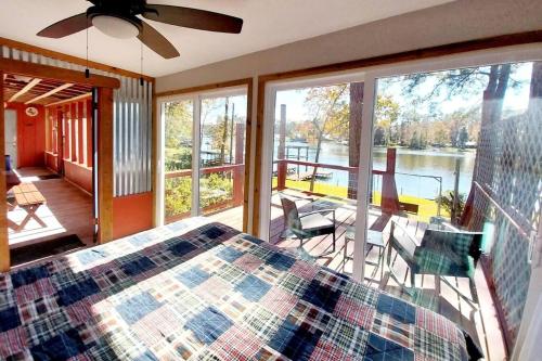 Newly Remodeled Lakehouse on Private Lake sleeps 8 in Woodville (TX) Newly Remodeled Lakehouse on Private Lake sleeps 8 in Woodville (TX)