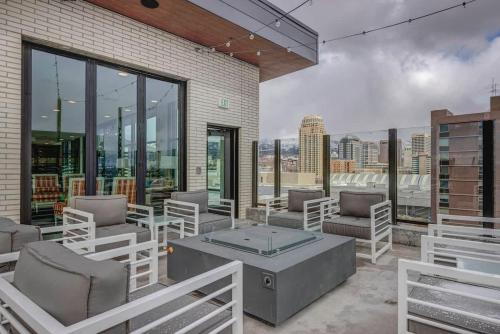 DT SLC Rooftop Pool Hot Tub Parking King Bed