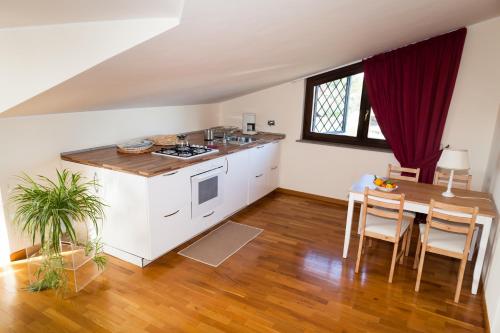 Kitchen, B&B Le Querce in Riano Kitchen, B&B Le Querce in Riano