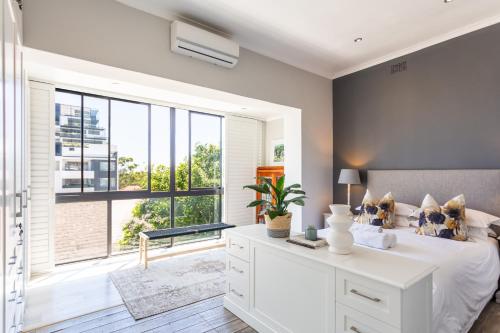 Home for 8 in central Green Point