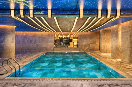 Kolam renang, Mövenpick Hotel Istanbul Marmara Sea in Zeytinburnu Kolam renang, Mövenpick Hotel Istanbul Marmara Sea in Zeytinburnu