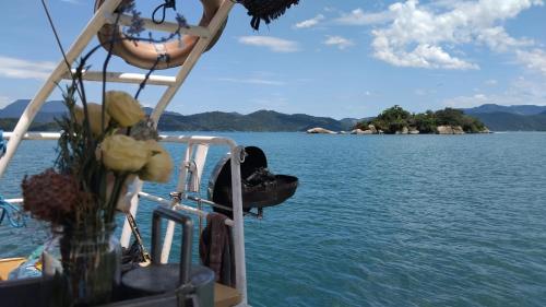 Aventura náutica em Paraty hospedagem flutuante na cidade Veleiro Maverick (Aventura nautica em Paraty hospedagem flutuante na cidade Veleiro Maverick) in Pontal Aventura náutica em Paraty hospedagem flutuante na cidade Veleiro Maverick (Aventura nautica em Paraty hospedagem flutuante na cidade Veleiro Maverick) in Pontal