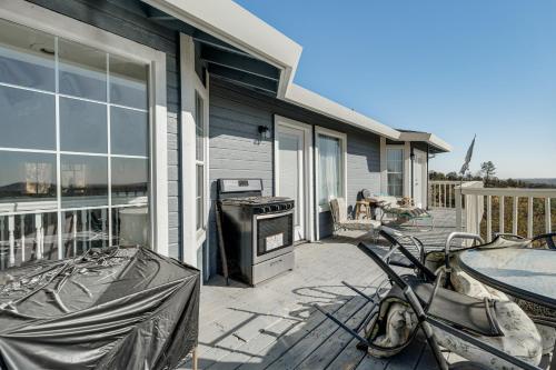 Water Views and Decks Spacious La Grange Retreat in Coulterville (CA) Water Views and Decks Spacious La Grange Retreat in Coulterville (CA)