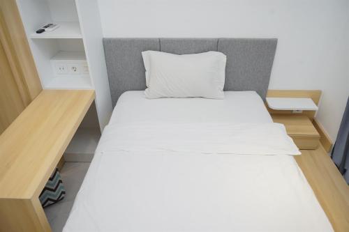 Simply and Cozy Studio at Sky House BSD Apartment By Travelio