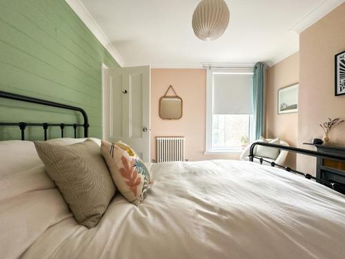 Stylish & Sunny Whitstable Home - Minutes from Sea