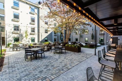Restaurant, Voco The Darwin Atlanta Midtown By IHG in Old Fourth Ward Restaurant, Voco The Darwin Atlanta Midtown By IHG in Old Fourth Ward