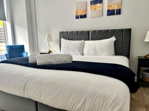 X3 Flats in Same building for 6