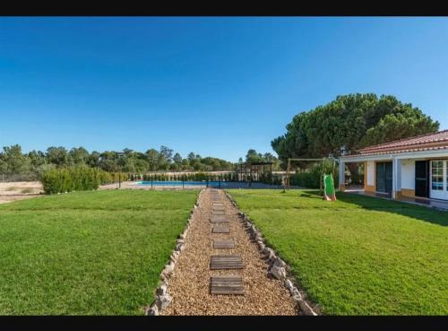 puutarha, Spacious villa with private pool in Grândola (Spacious villa with private pool in Grandola) in Grandola puutarha, Spacious villa with private pool in Grândola (Spacious villa with private pool in Grandola) in Grandola