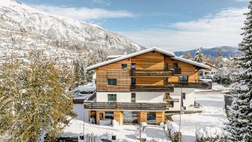 Фасада на хотела, Flem Mountain Lodge in Флимс Фасада на хотела, Flem Mountain Lodge in Флимс