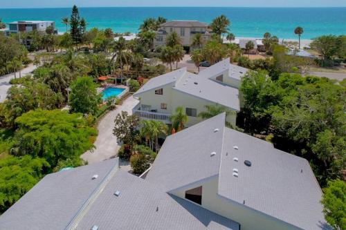 Longboat Key Beach House Beauty With Peek-a-views in Longboat Key (FL) Longboat Key Beach House Beauty With Peek-a-views in Longboat Key (FL)