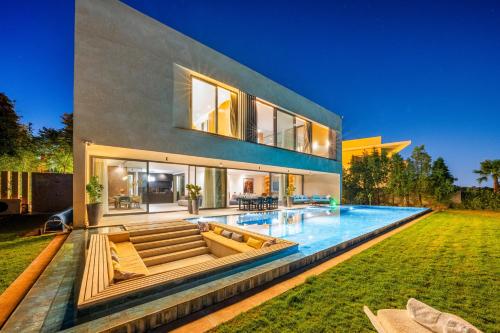 Luxury Villa Front Golf-Pool