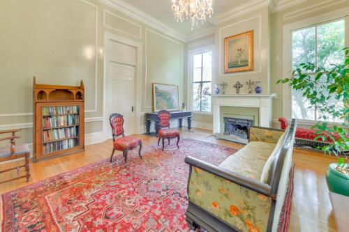Ornate Victorian Home with Courtyard and Fire Pit! in وسط مدينة كولومبوس Ornate Victorian Home with Courtyard and Fire Pit! in وسط مدينة كولومبوس