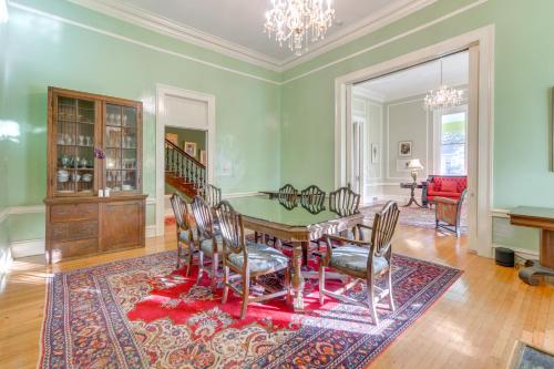 Ornate Victorian Home with Courtyard and Fire Pit! in وسط مدينة كولومبوس Ornate Victorian Home with Courtyard and Fire Pit! in وسط مدينة كولومبوس