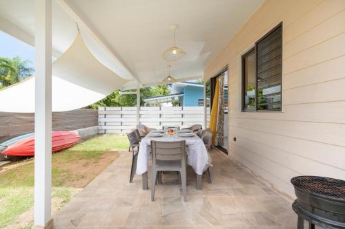 Kenu, Fare Mehiata 2, free canoe in Farehau Kenu, Fare Mehiata 2, free canoe in Farehau