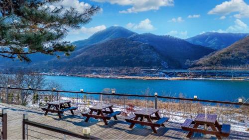 숙소 외관, 가평 로와 리버뷰 펜션 (Gapyeong Rowa River view Pension) in 청평면 숙소 외관, 가평 로와 리버뷰 펜션 (Gapyeong Rowa River view Pension) in 청평면