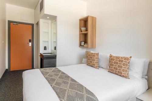 Metropole Room with Shared Facilities