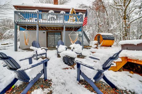 Hot Tub, Fire Pit and Barrel Sauna Poconos Abode in 에메랄드 레이크 Hot Tub, Fire Pit and Barrel Sauna Poconos Abode in 에메랄드 레이크