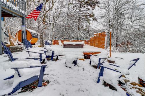 Hot Tub, Fire Pit and Barrel Sauna Poconos Abode in 에메랄드 레이크 Hot Tub, Fire Pit and Barrel Sauna Poconos Abode in 에메랄드 레이크