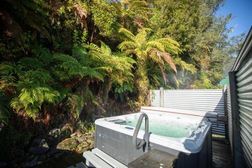 Gyógyfürdő, Ivory Towers Backpackers Lodge in Fox Glacier Gyógyfürdő, Ivory Towers Backpackers Lodge in Fox Glacier