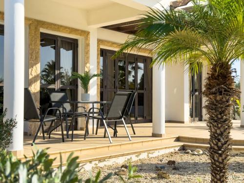 شرفة/ تراس, Beachfront Villa with Private Pool and Exotic Fruit Garden in Pyla شرفة/ تراس, Beachfront Villa with Private Pool and Exotic Fruit Garden in Pyla