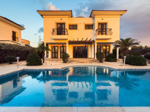 مسبح, Beachfront Villa with Private Pool and Exotic Fruit Garden in Pyla مسبح, Beachfront Villa with Private Pool and Exotic Fruit Garden in Pyla