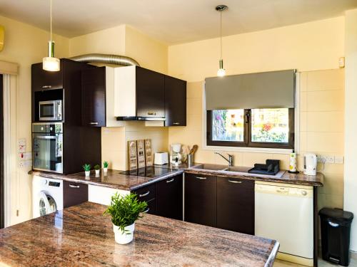 المرافق, Beachfront Villa with Private Pool and Exotic Fruit Garden in Pyla المرافق, Beachfront Villa with Private Pool and Exotic Fruit Garden in Pyla