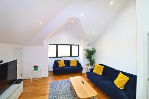 Общ салон/телевизионна зона, Maidenhead Stylish Three Bedroom Top Floor Apartment in Мейдънхед Общ салон/телевизионна зона, Maidenhead Stylish Three Bedroom Top Floor Apartment in Мейдънхед
