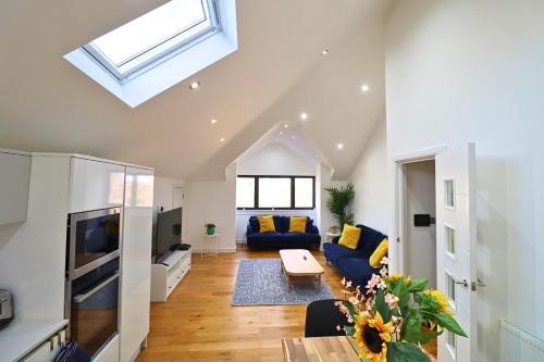 Общ салон/телевизионна зона, Maidenhead Stylish Three Bedroom Top Floor Apartment in Мейдънхед Общ салон/телевизионна зона, Maidenhead Stylish Three Bedroom Top Floor Apartment in Мейдънхед