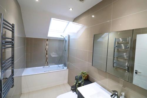 Баня, Maidenhead Stylish Three Bedroom Top Floor Apartment in Мейдънхед Баня, Maidenhead Stylish Three Bedroom Top Floor Apartment in Мейдънхед