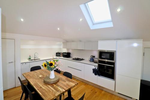кухня, Maidenhead Stylish Three Bedroom Top Floor Apartment in Мейдънхед кухня, Maidenhead Stylish Three Bedroom Top Floor Apartment in Мейдънхед