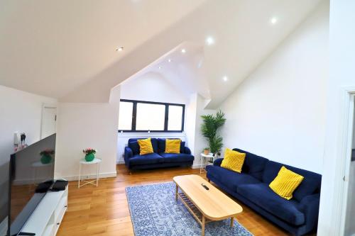 Общ салон/телевизионна зона, Maidenhead Stylish Three Bedroom Top Floor Apartment in Мейдънхед Общ салон/телевизионна зона, Maidenhead Stylish Three Bedroom Top Floor Apartment in Мейдънхед