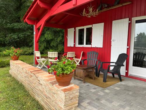 Le chalet Canadien in Saint-Laurent-des-Hommes Le chalet Canadien in Saint-Laurent-des-Hommes