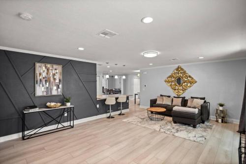 Luxury Ranch Master King Bed with heated Salted Pool near Harry P. Leu Gardens Luxury Ranch Master King Bed with heated Salted Pool near Harry P. Leu Gardens