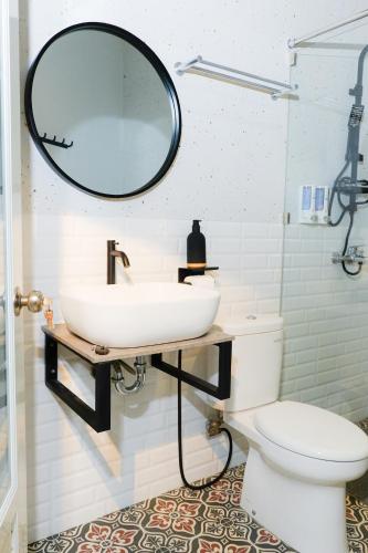 Bathroom, Lyn Urban by Atmosfera in Bulu Bathroom, Lyn Urban by Atmosfera in Bulu