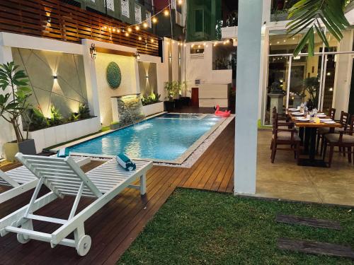 Bazen, 8Plus Motels in Negombo Bazen, 8Plus Motels in Negombo